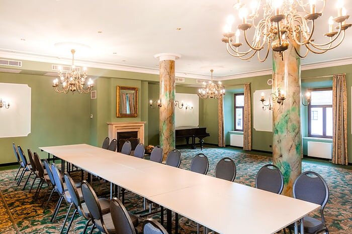 Festsaal im Schlossparkhotel Schkopau, vorbereitet für eine Veranstaltung