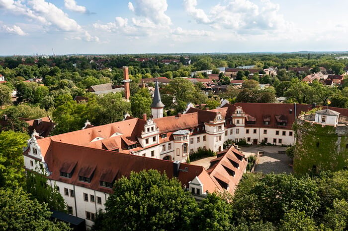 Schlosspark des Schlossparkhotels Schkopau bei Abenddämmerung