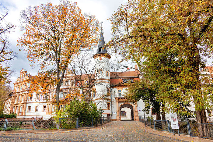 Torbogen des Schlossparkhotels Schkopau